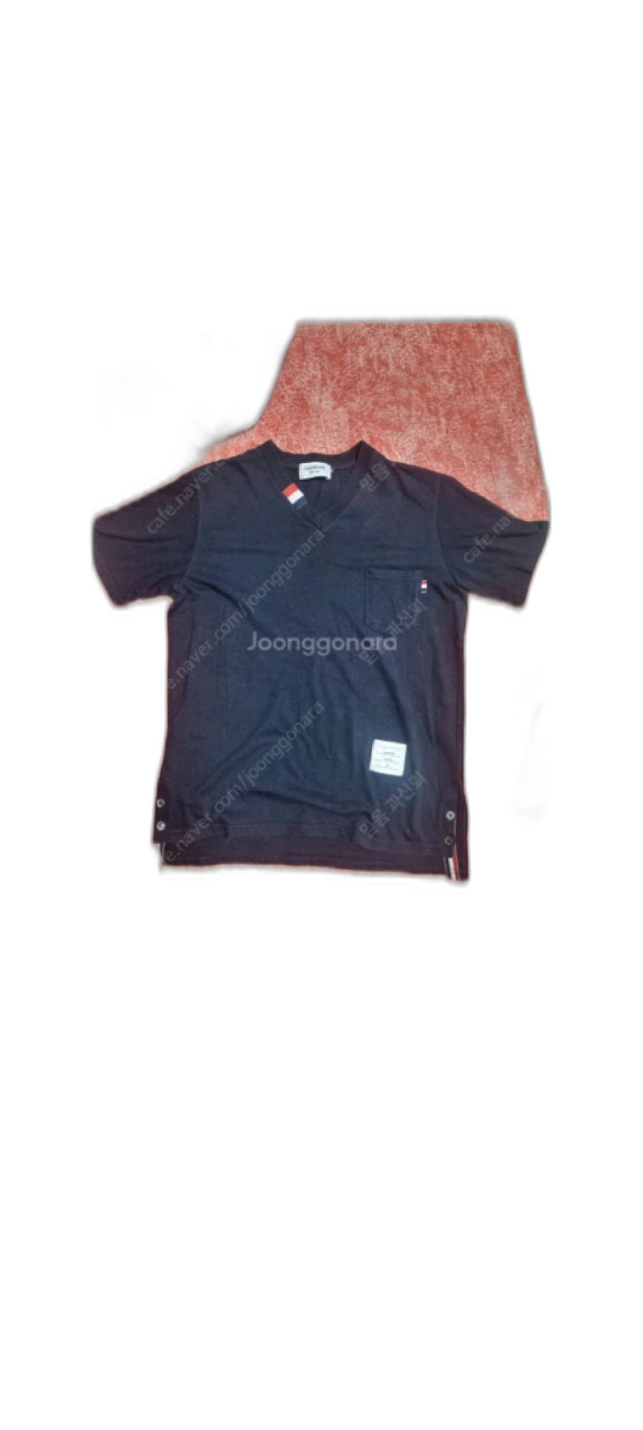 톰브라운 V넥반팔티.   L