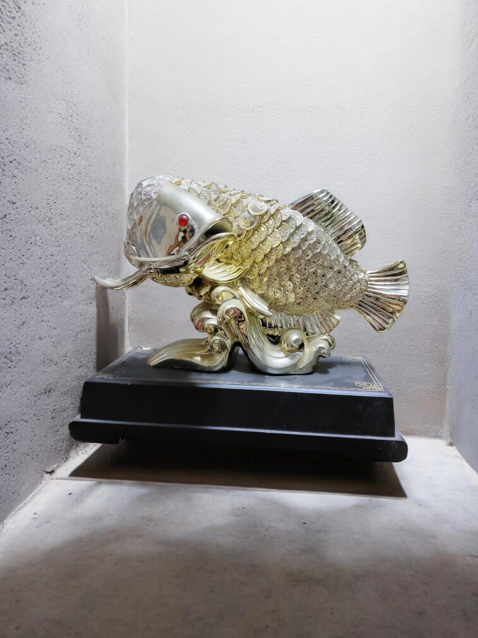 황금빛 재물의 기운을 품은 대형 금어 작품