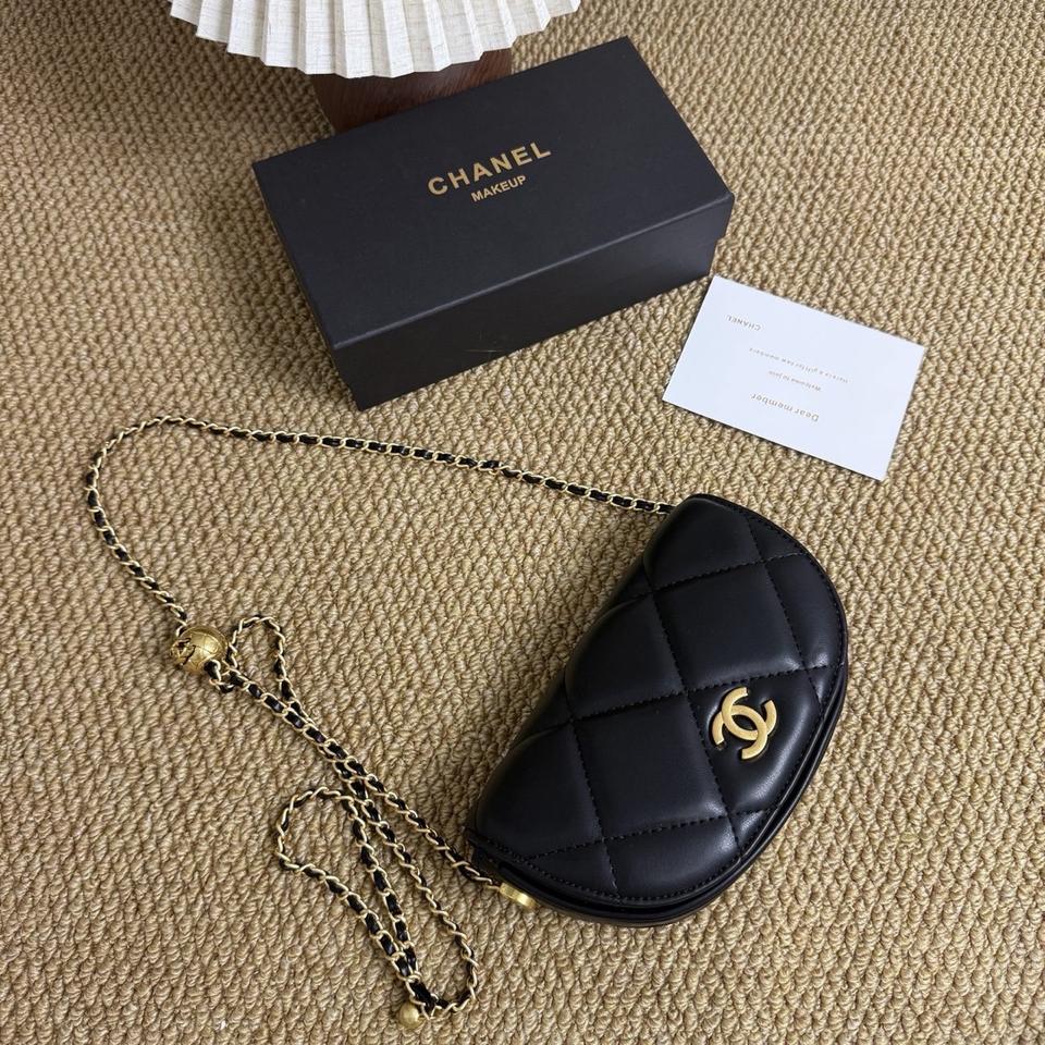 샤넬뷰티 클래식 골든 글로브 새들 백 블랙 리미티드