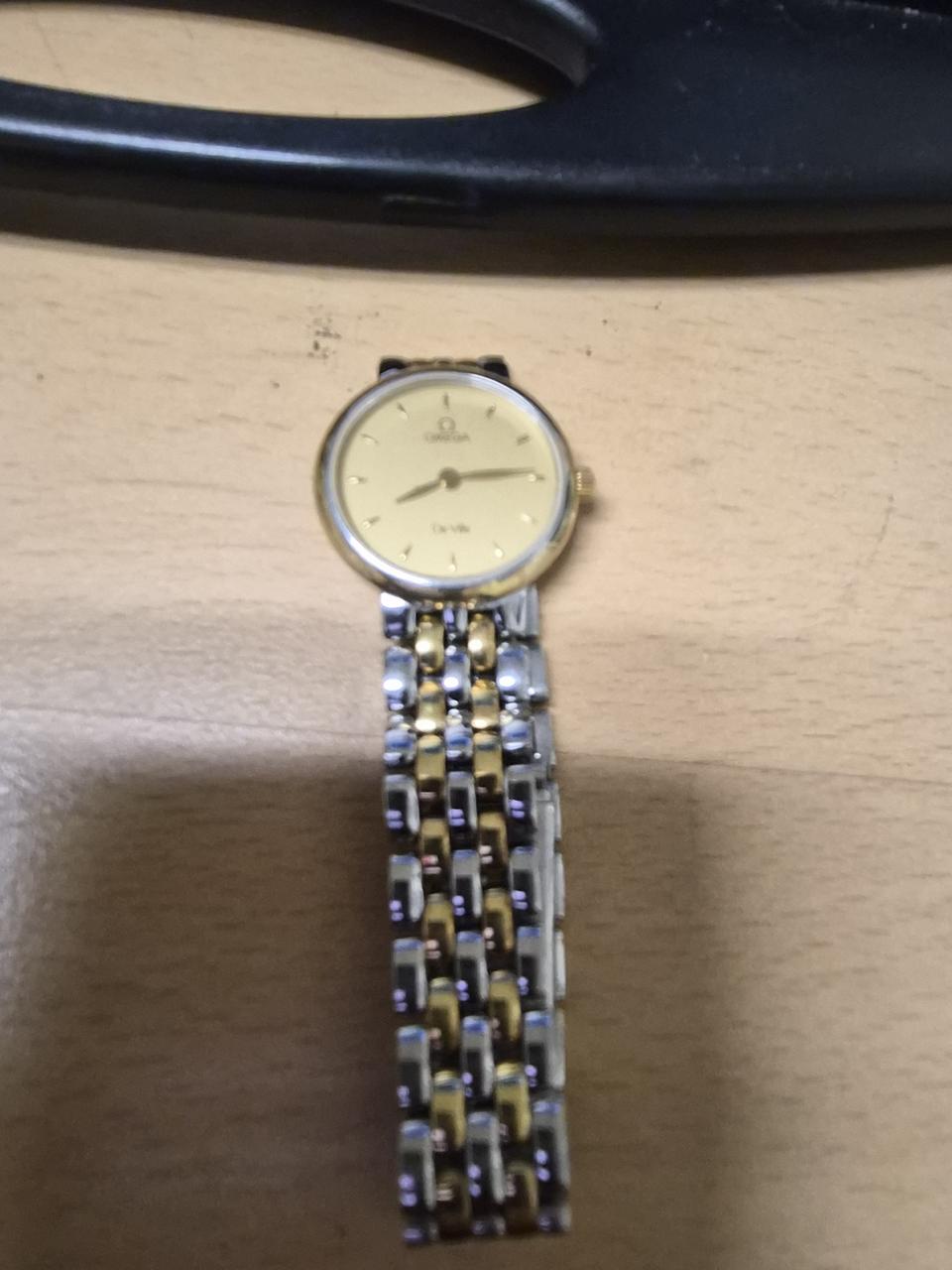 오메가 브랜드의 드 빌 모델입니다 여성용