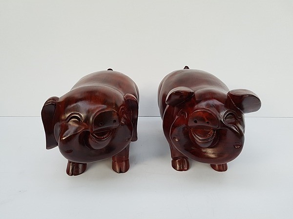 통나무 돼지 한쌍