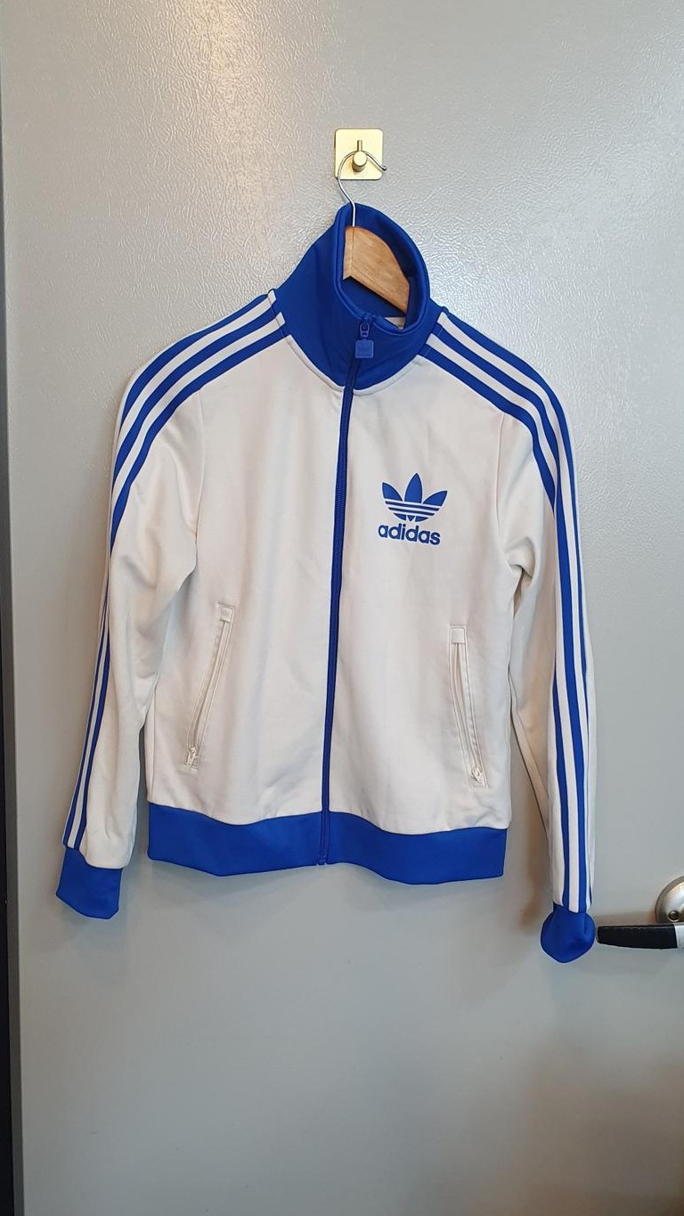 흰색 바탕에 파란색 포인트가 들어간 아디다스 져지사이즈는 S(9