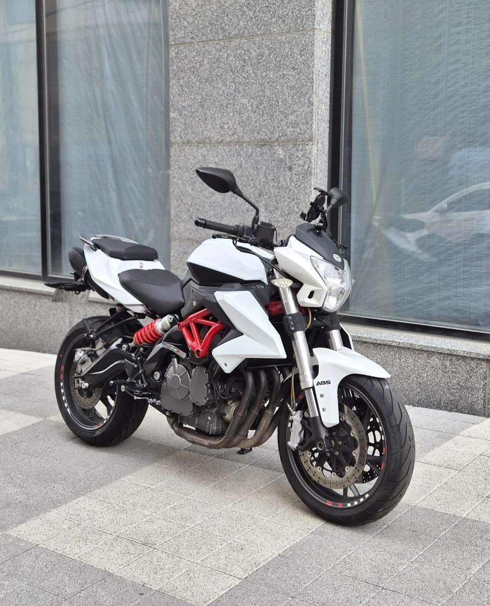 2018 베넬리 TNT600 ABS 흰색 판매합니다.