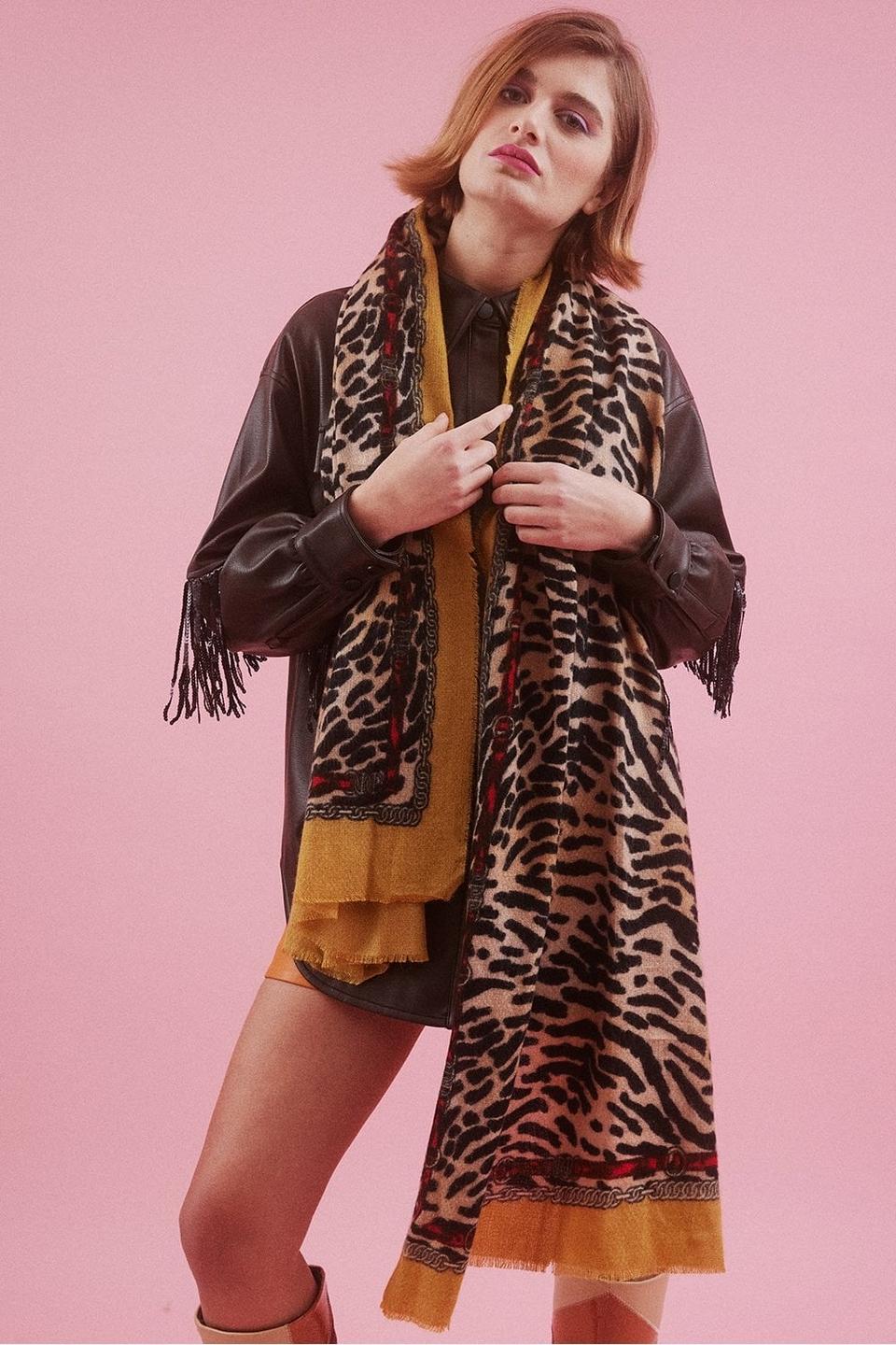 자라(ZARA) 애니멀 패턴 체인 머스타드 스카프 숄