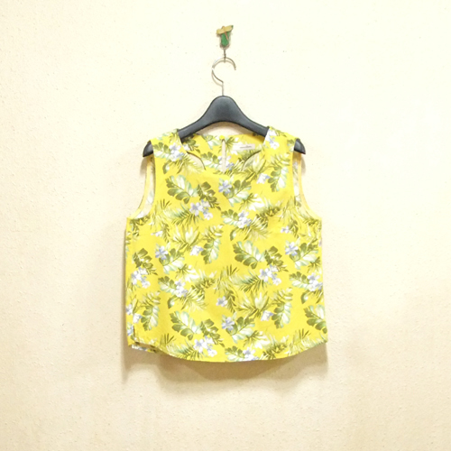 로엠 민소매셔츠와 스커트..