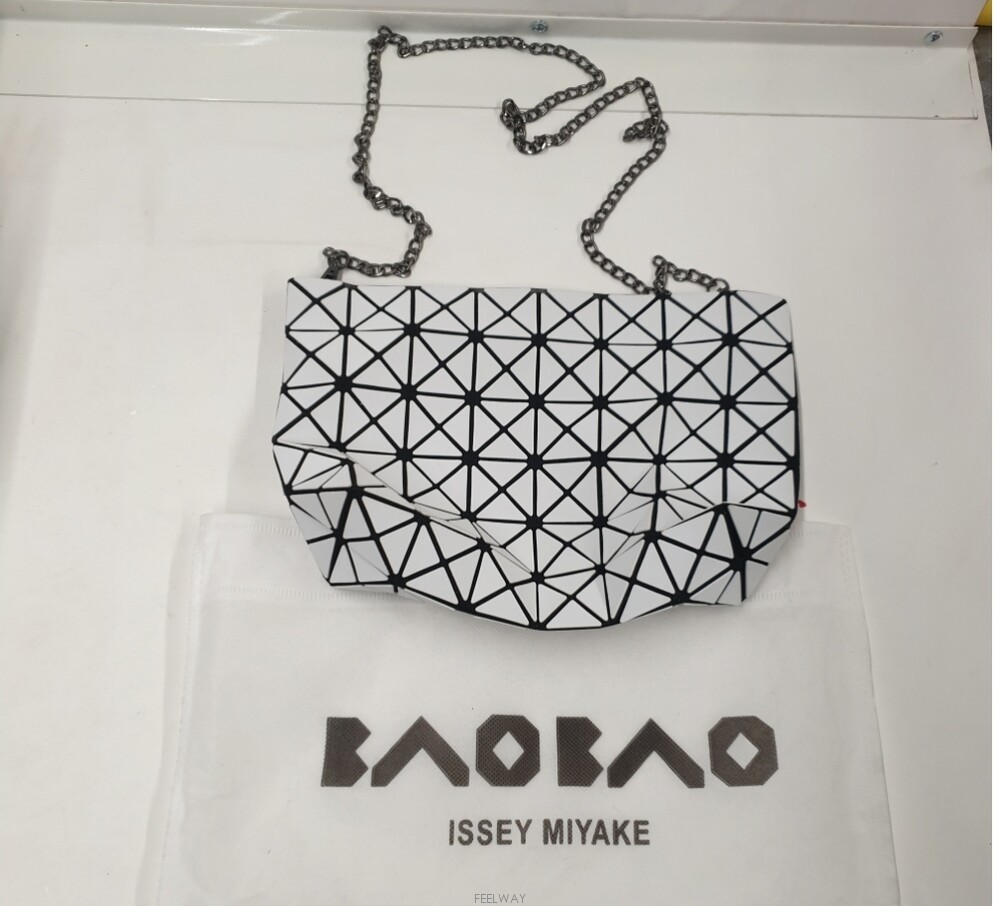 명품 바오바오 이세이 미야케(정품)시그니처 기하학패턴 클러치겸 크로스가방
