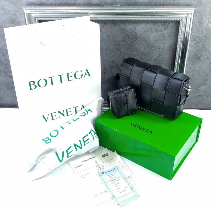 [새상품] 보테가베네 미디엄 크로스바디 백
