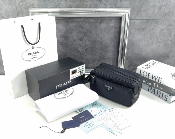 [새상품] 프라다 리나일론 및 사피아노 가죽 여행용 파우치