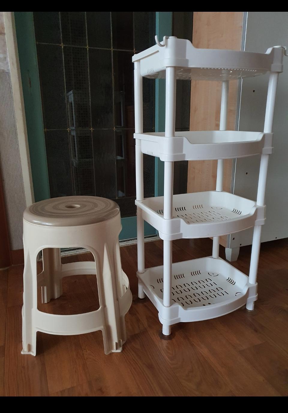 막의자1개+플라스틱4단선반1개 합 7천원+등받이 있는 의자는 덤