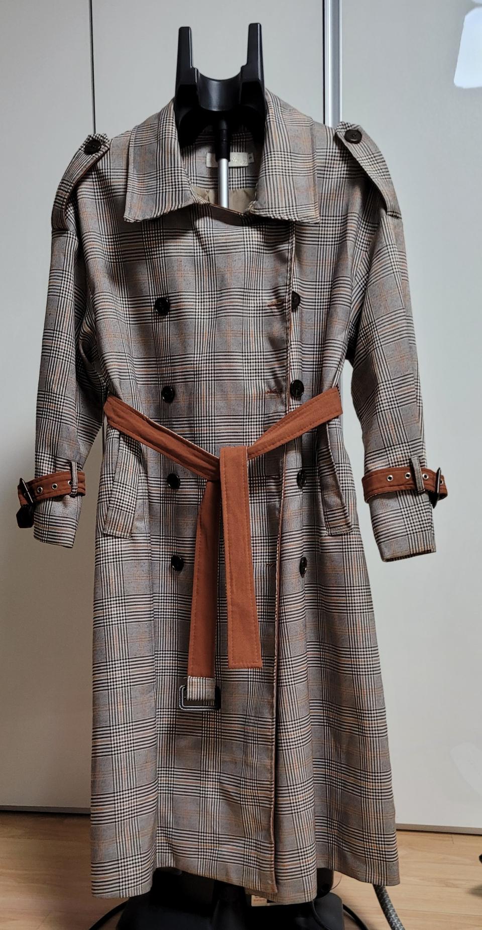 Robelle 브랜드의 체크 트렌치 코트입니다