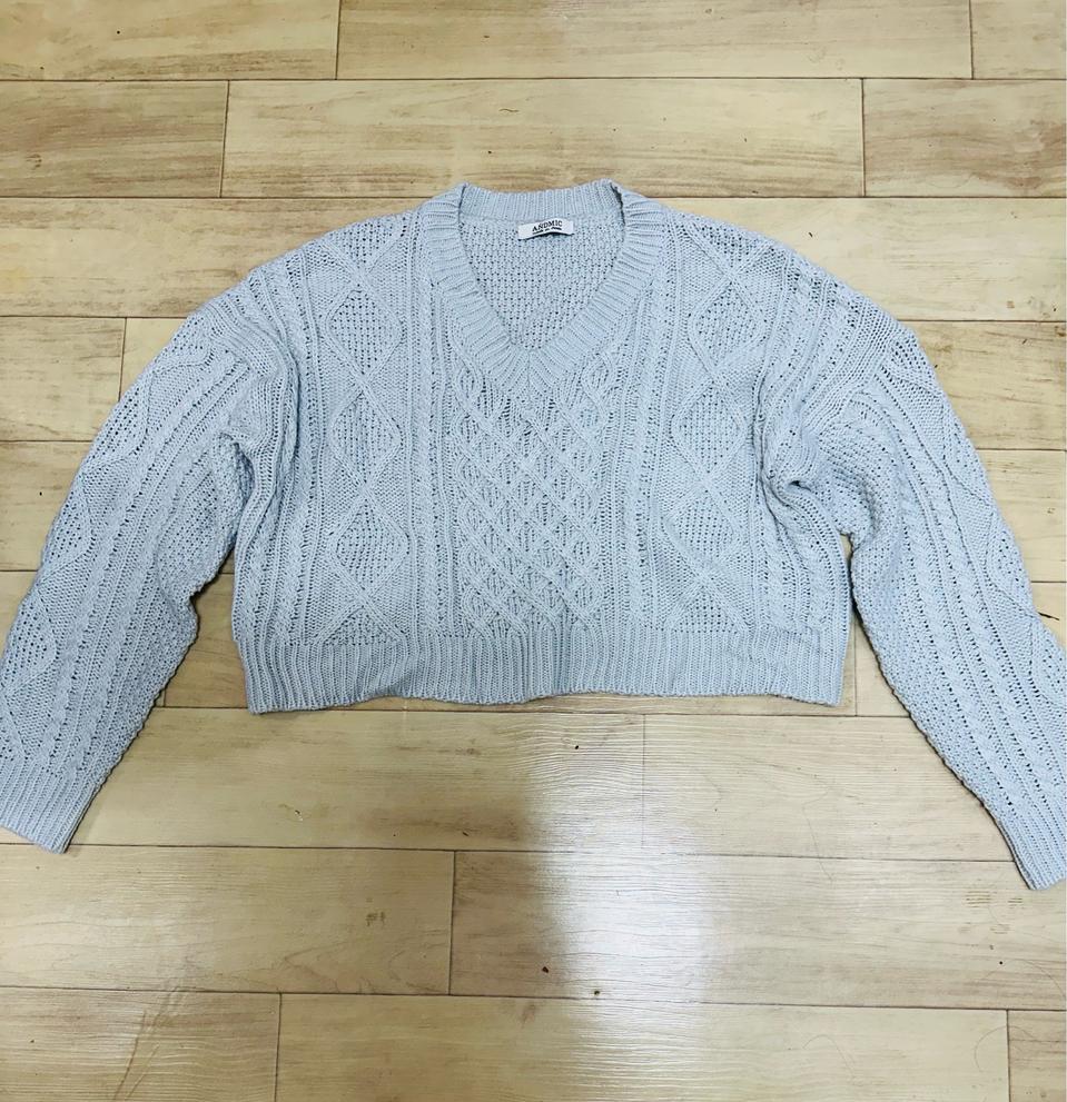 밝은 그레이V넥 크롭 꽈배기 니트