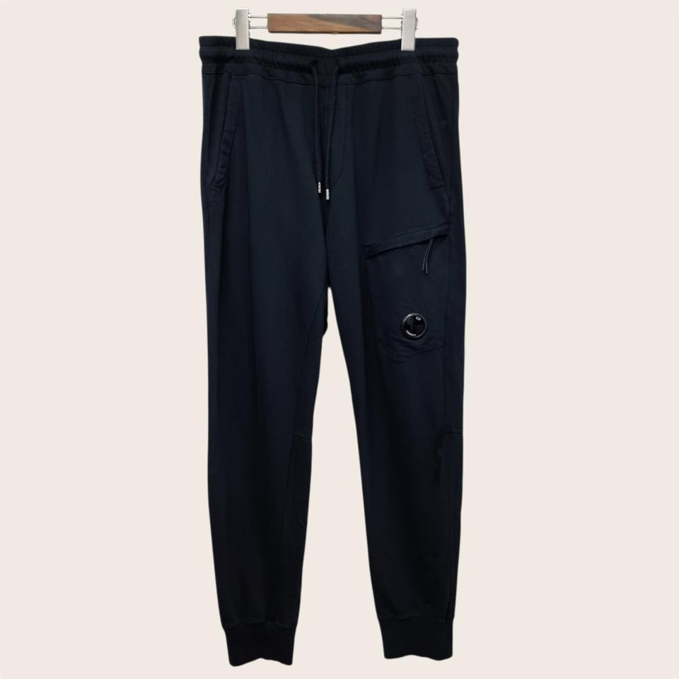 CP컴퍼니 다이애그널 레이즈드 플리스 카고 조거 팬츠