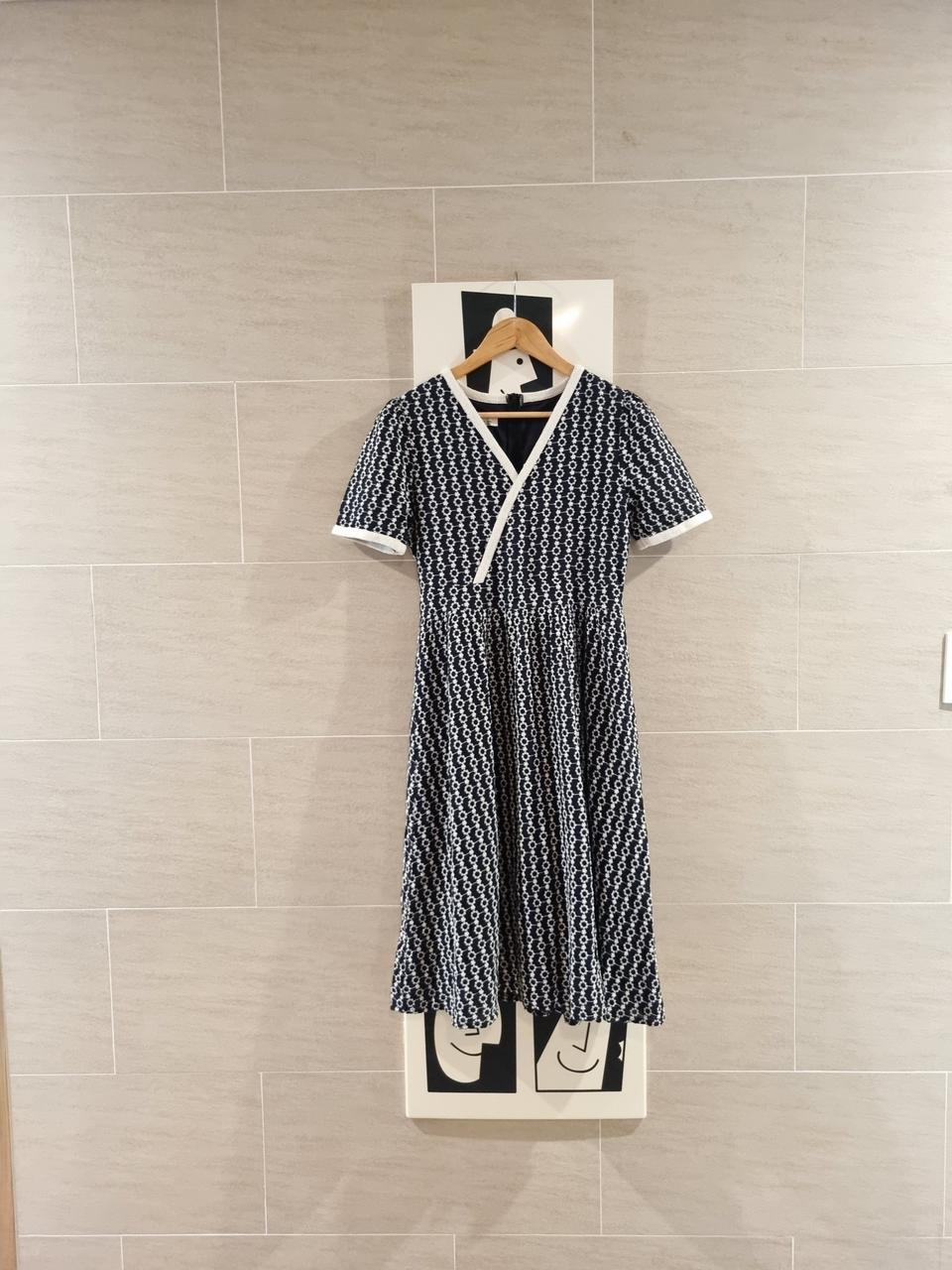 자수꽃문양패턴~브이넥원핏