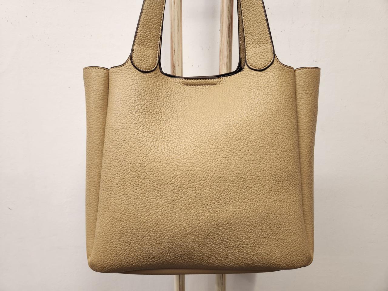 베이지색 가죽 숄더백