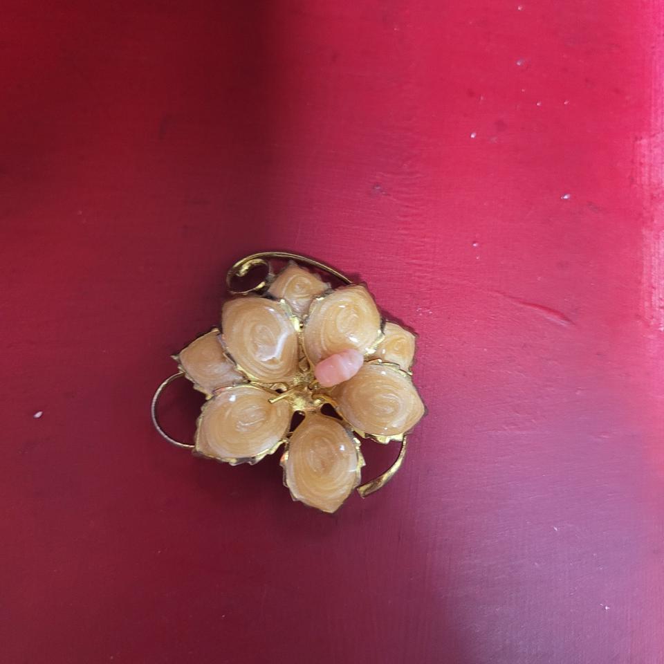 골드 컬러의 꽃 모양 브로치