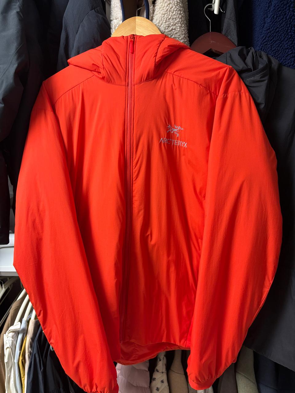 아크테릭스 아톰 후디 L 레드 그레이 판매합니다.