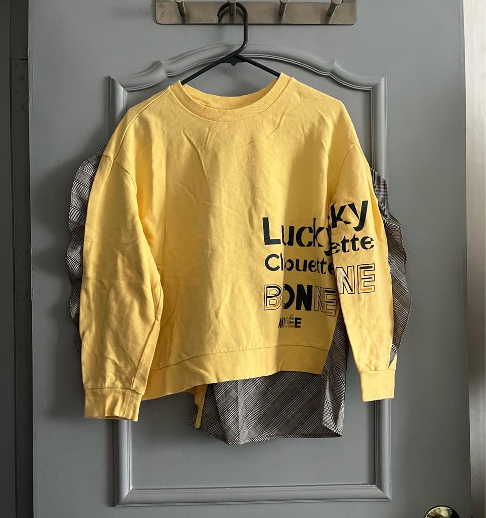 럭키슈에뜨 프릴 언발 맨투맨 36사이즈