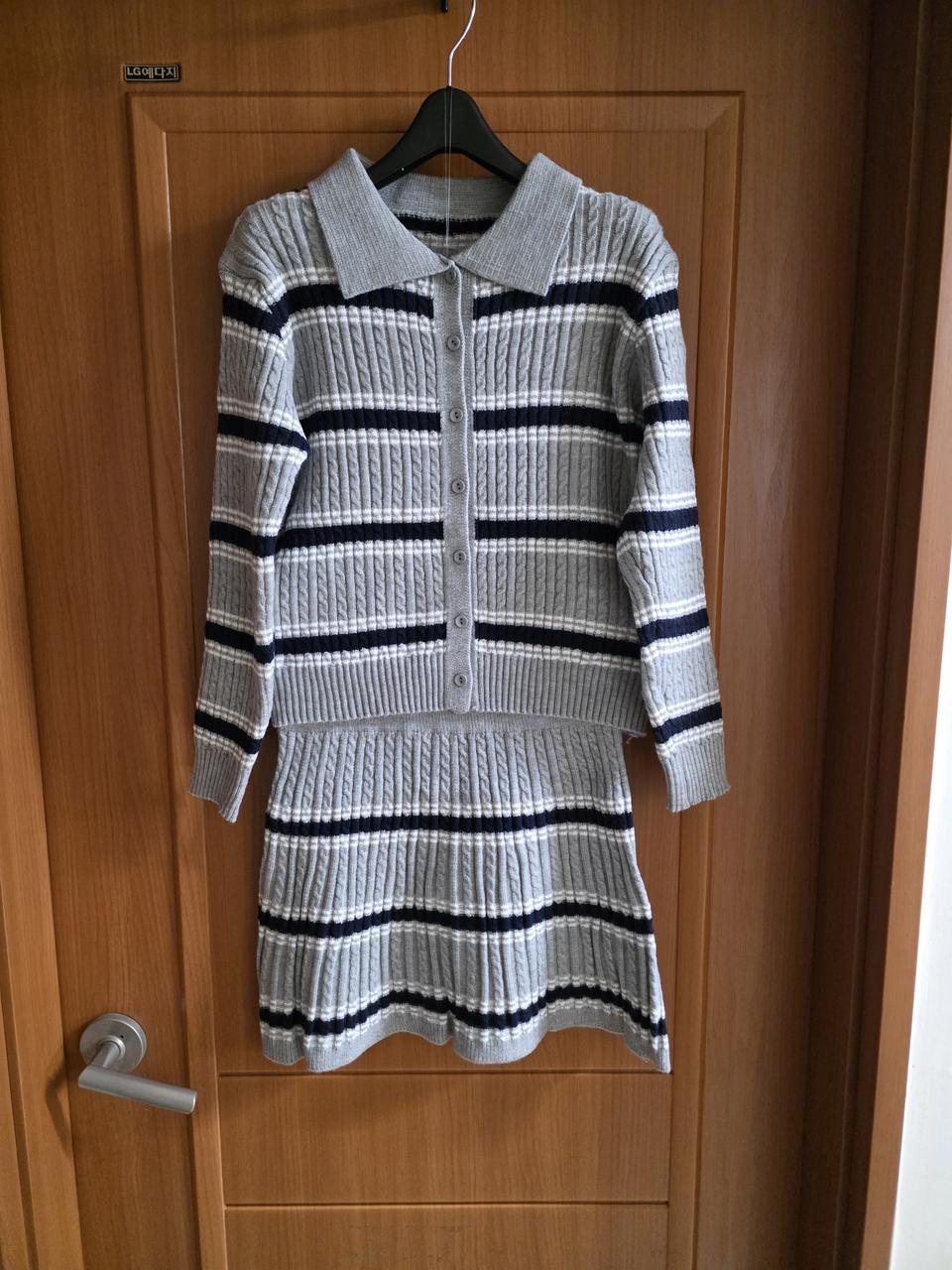 (새상품) 스트라이프 그레이 니트& 스커트 세트