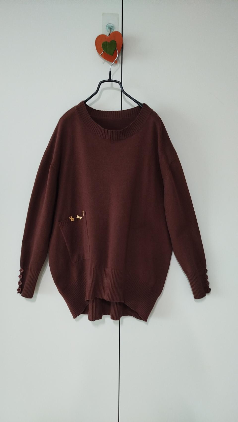 진밤색 루즈핏 앞주머니 소매단추 조르르  앞뒤 언발란스 니트