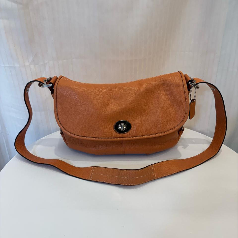 정품 코치 가죽 반달 크로스백