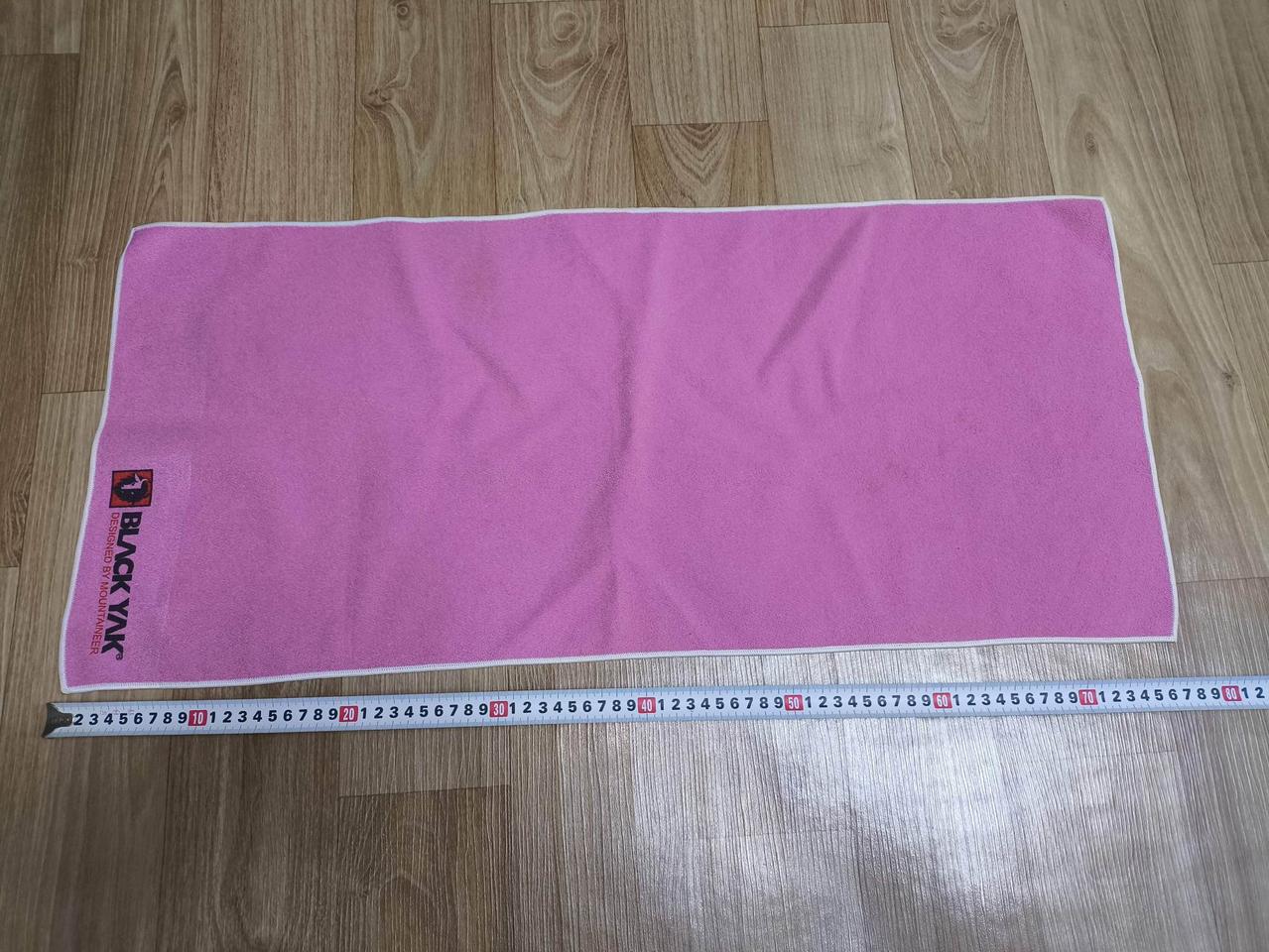 블랙야크 분홍색 스포츠 타월입니다크기는 약 85cm x 34cm