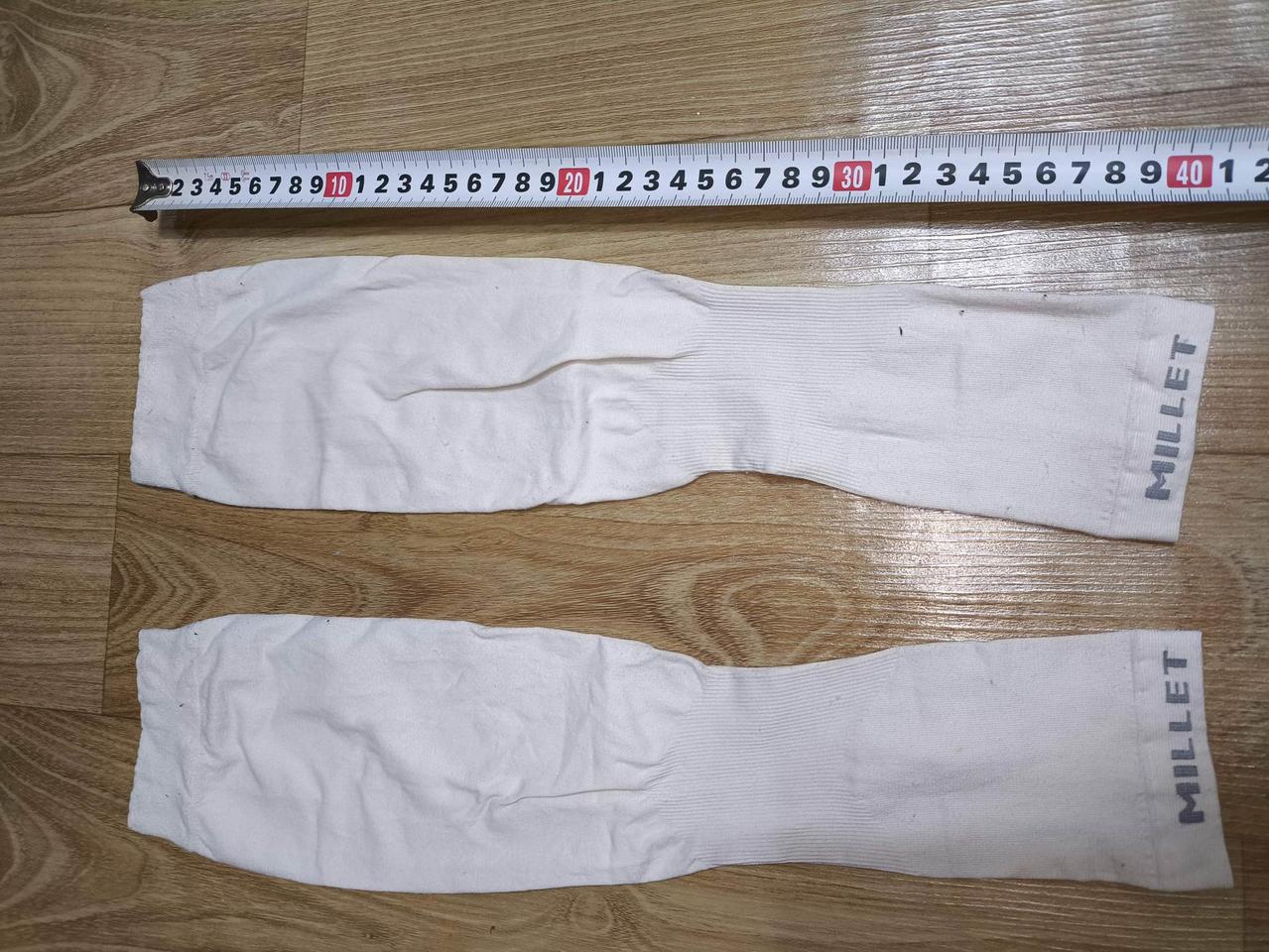 밀레 흰색 팔토시입니다자외선 차단 기능이 있어 야외활동