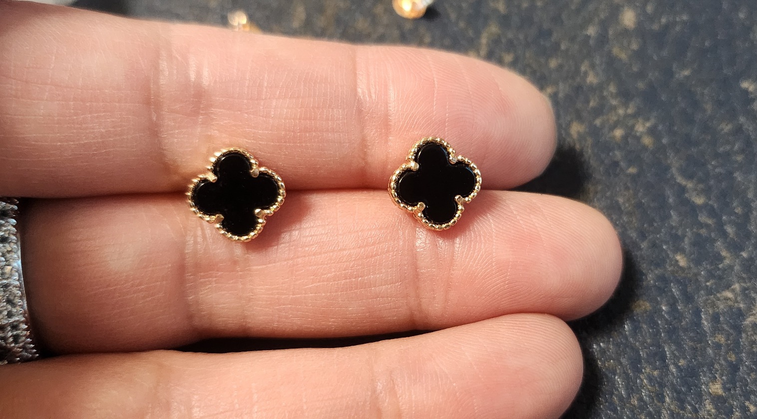 네잎클로거 네잎크로버 귀걸이 반클귀걸이 로골블랙 자개 귀걸이 (새상품)