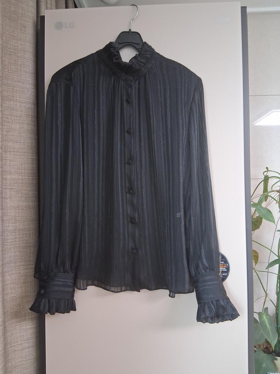 미샤(MICCHAA) 블랙 색상의 시스루 블라우스