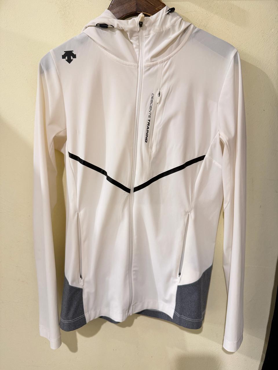 데상트 후드집업