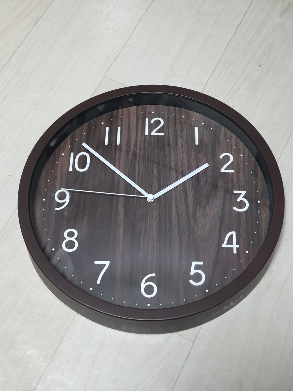우드톤의 브라운 원형 벽시계
