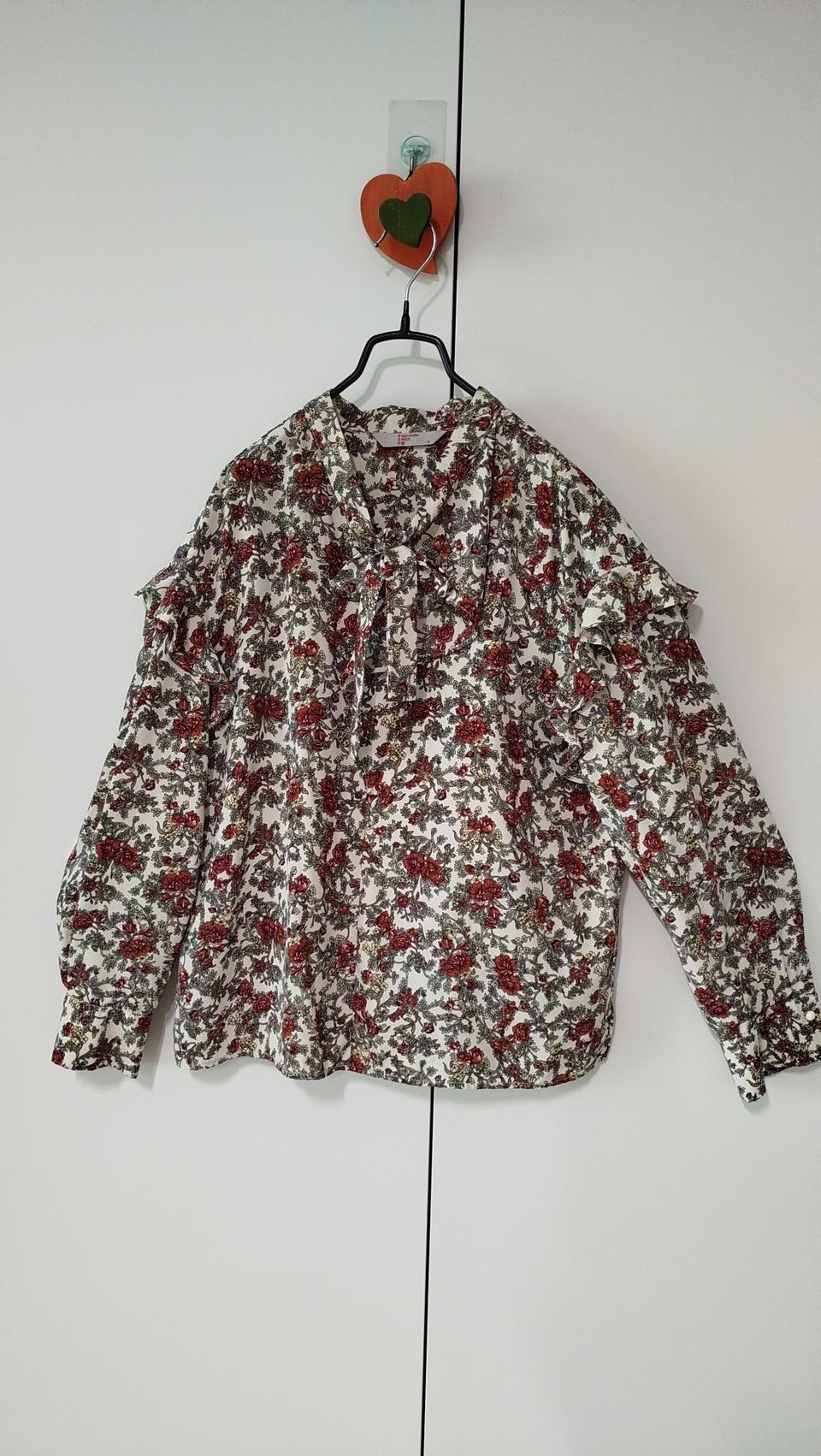 에잇세컨즈 꽃나염 폴리원단 목라인리본묶는 블라우스