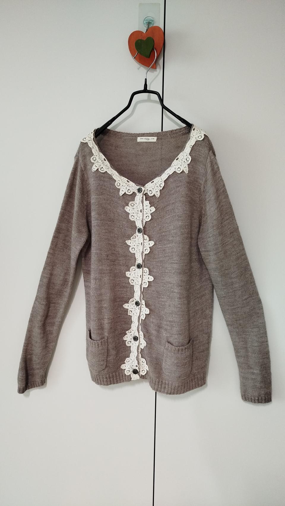 오트밀 색상 입체 레이스 넥 라인 고급스런 공주 가디건