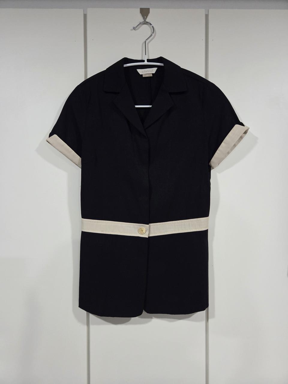 XS 블랙 배색 반팔 셔츠.