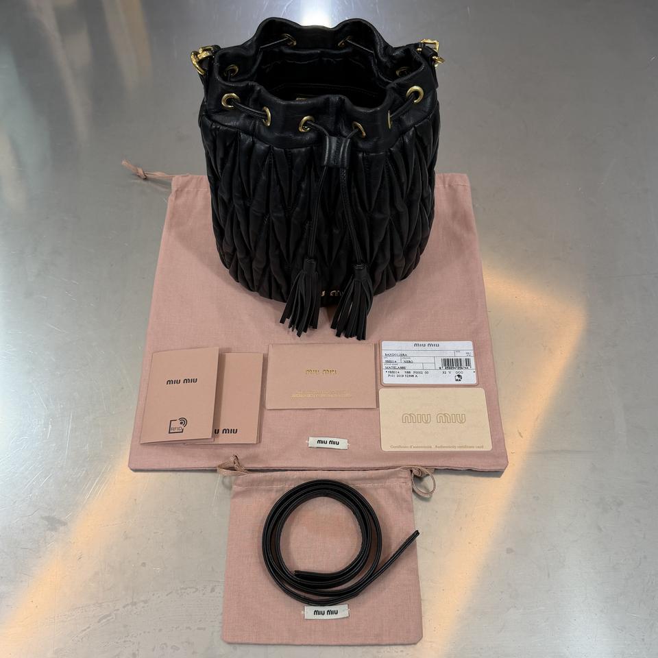 [리오브전포점] 미우미우 마테라쎄 가죽 버킷백 블랙