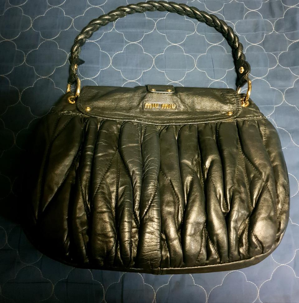 미우미우 빈티지 가죽 패디드 엠보싱 금장로고 숄더백 블랙