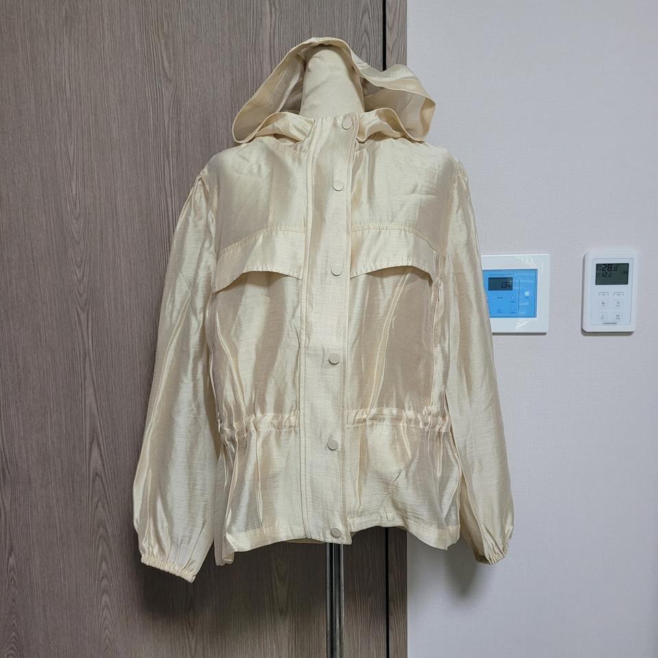 오조크 화사한 펄베이지색 후드 야상 점퍼