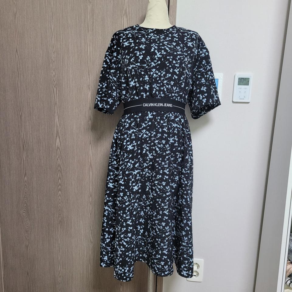 캘빈클라인 플라워 패턴 블랙 원피스