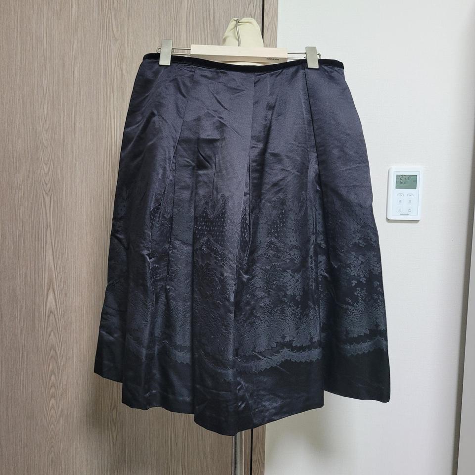 비꼴리끄 블랙 플레어 샤틴 미디 스커트