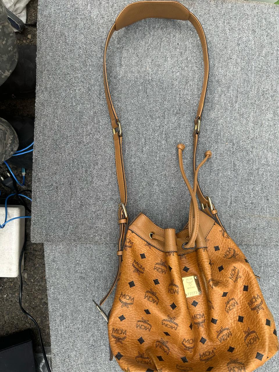 정품 MCM 비세토스 드로우스트링 코냑 버킷백팝니다