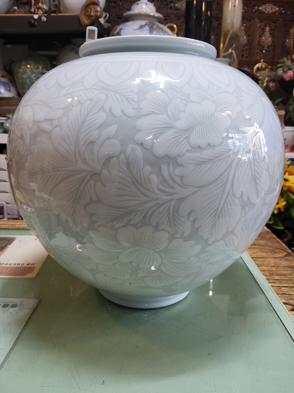 백자 양각 모란문 도자기