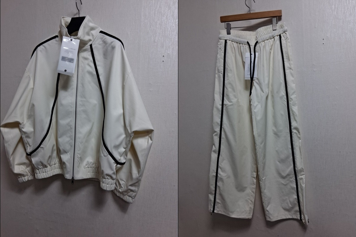 남성 아이보리 배색 파이핑 디테일의 테크 트랙 셋업, 바스락 세미광 원단