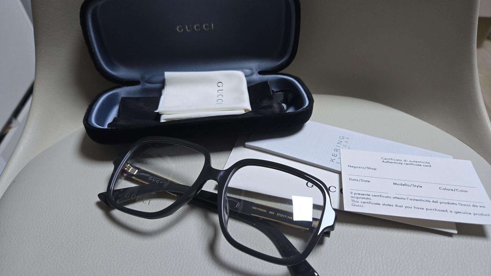 구찌 정품 뿔테 안경테 (블랙X)