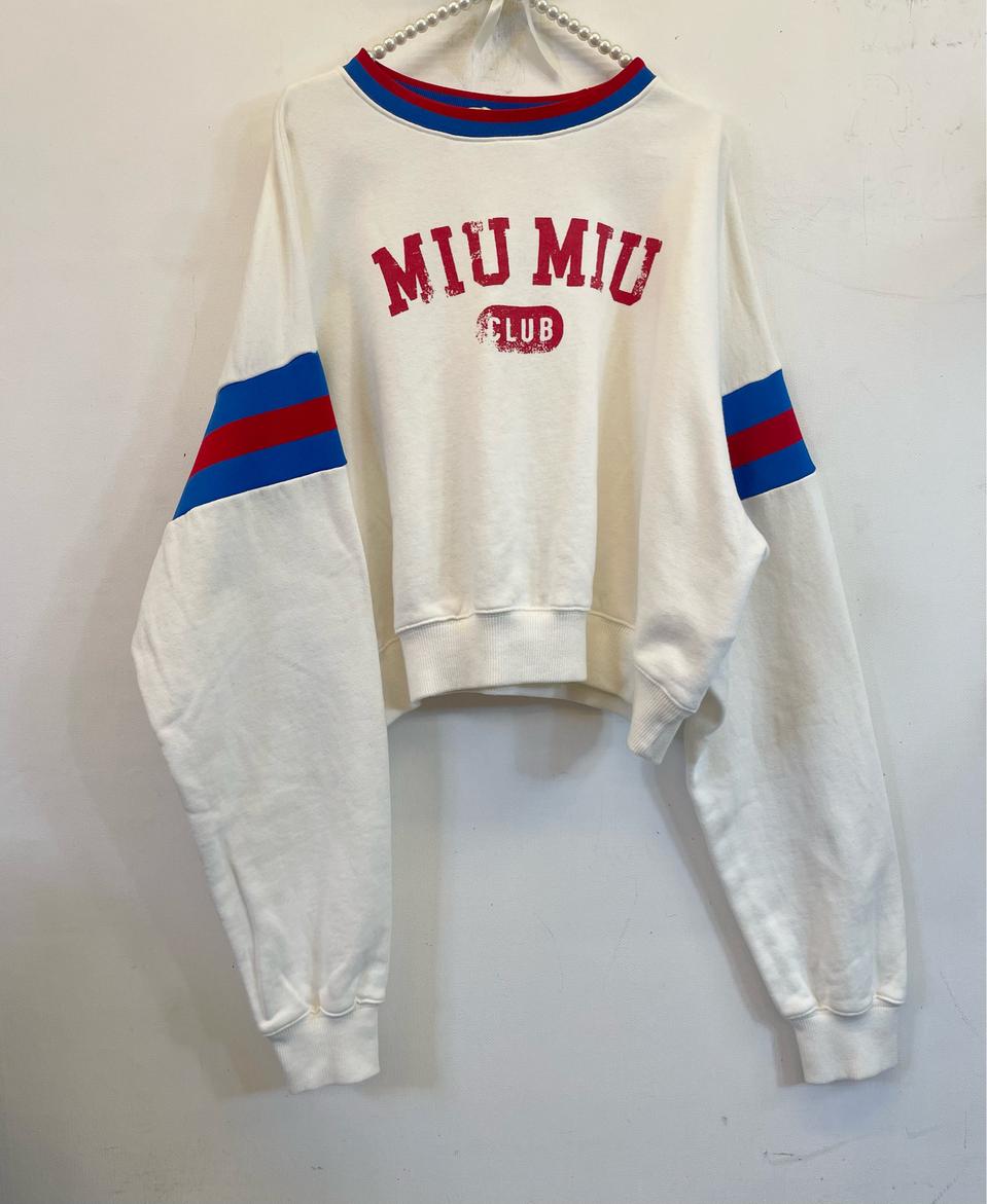 미우미우 크롭 맨투맨:)스웻셔츠 (안유진착용)