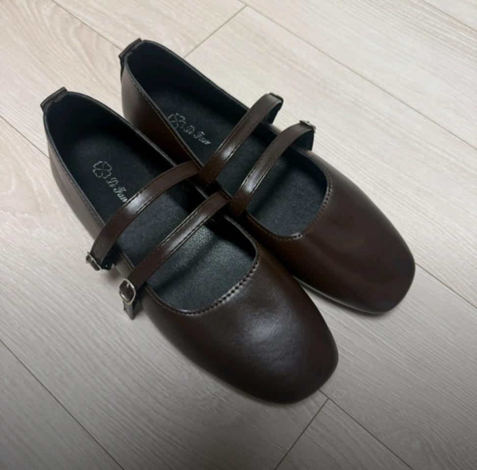 새상품 (미사용) 더블 스트랩 투웨이 메리제인 플랫슈즈  검정. 브라운