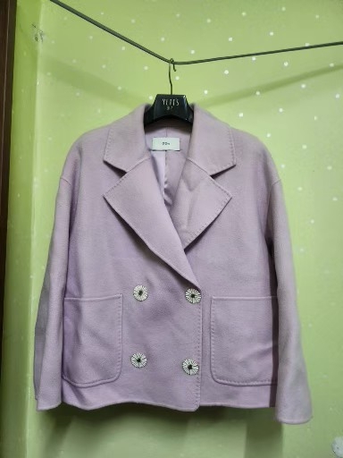 오즈세컨 더블 버튼 재킷(라벤더 컬러)화사한 라벤더 컬러가 돋보이며, 봄