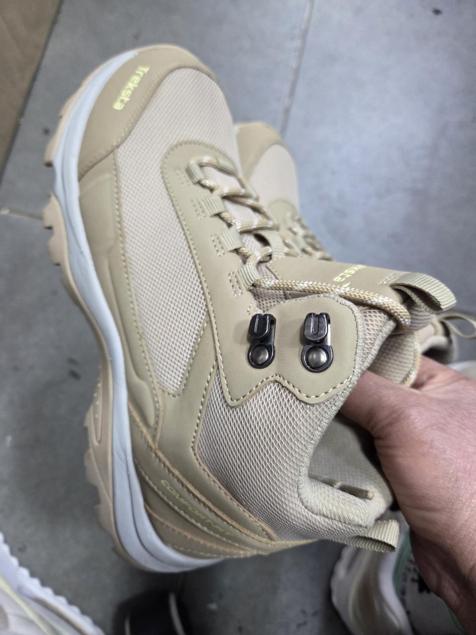 트렉스타 등산화 250