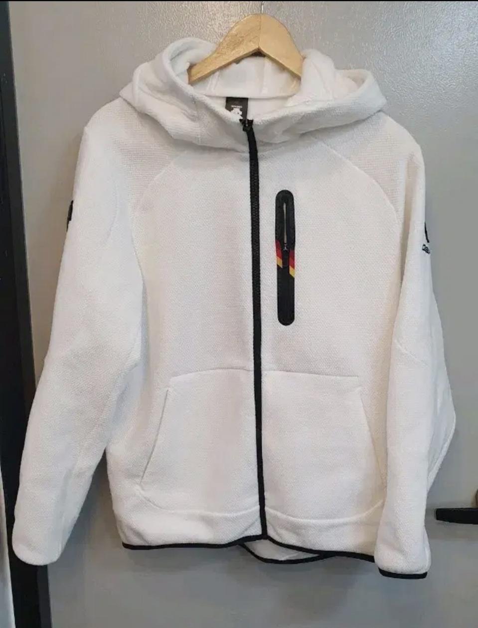 데상트와플페이스  플리스후드집업 95두세번정도 착용입은감살짝외상태는