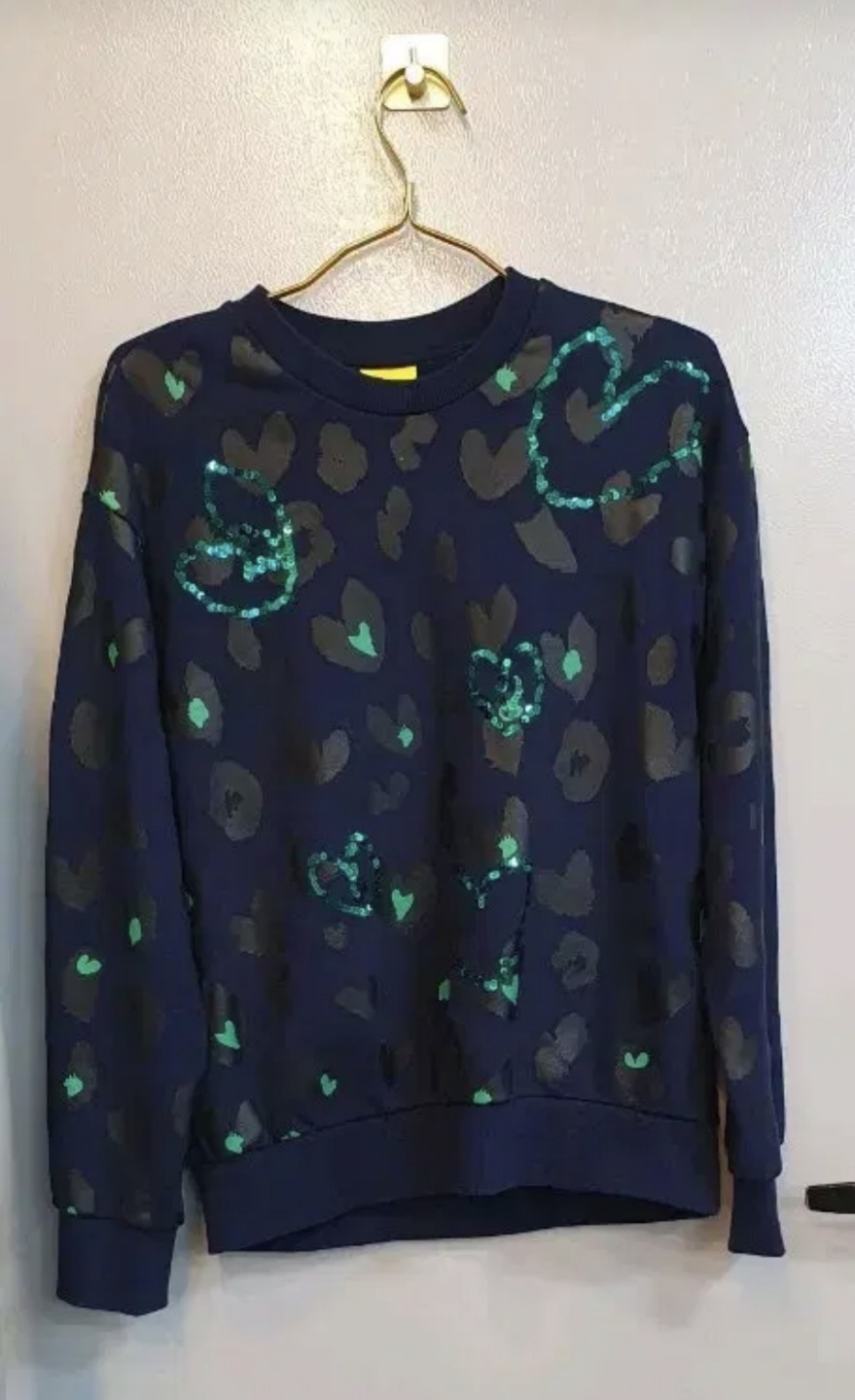 네이비 색상의 럭키슈에뜨 맨투맨 판매합니다. 38사이즈이며, 독특한 하트