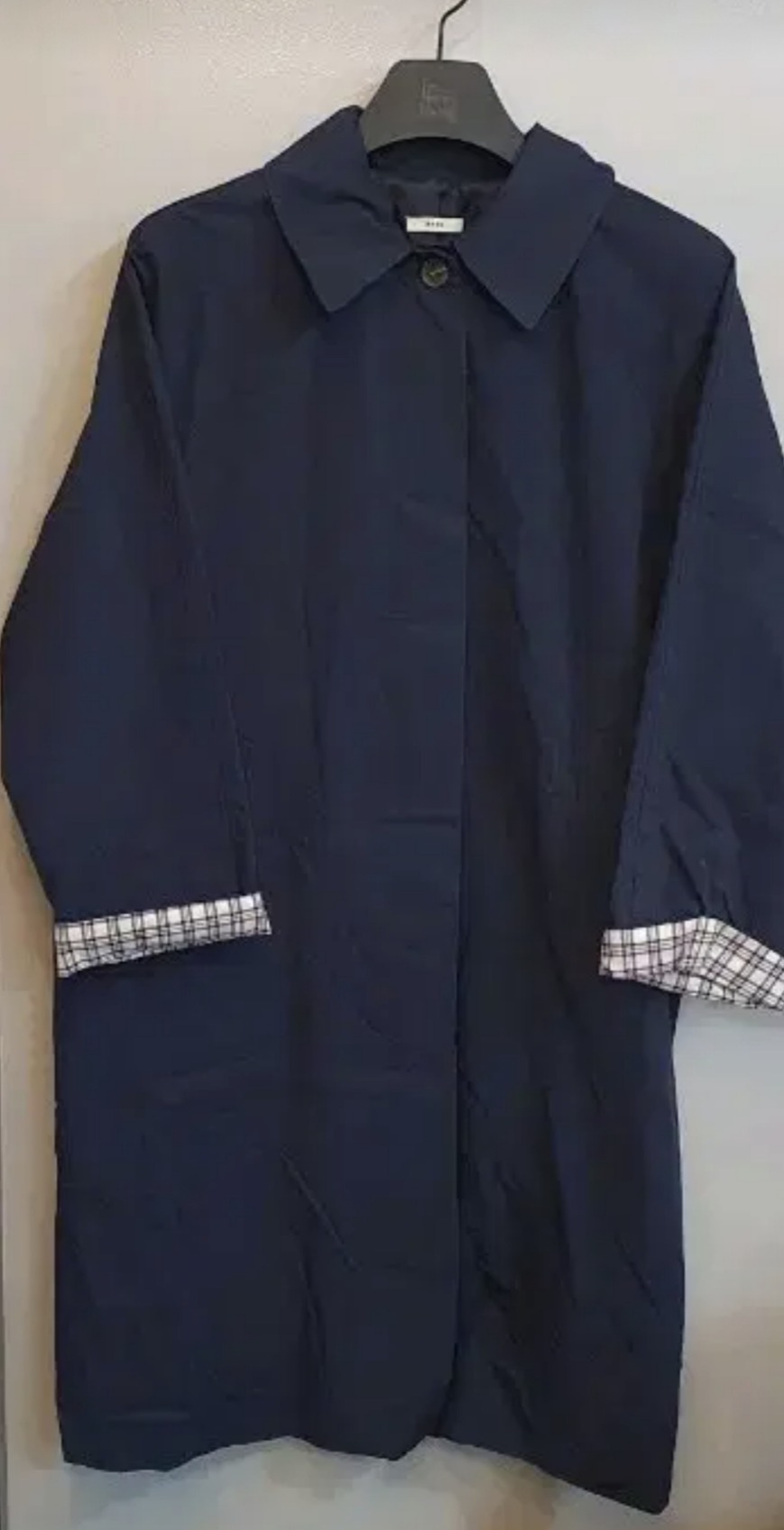 네이비 색상의 제평 트렌치코트입니다. 소매 부분에 체크 패턴 안감이 포인