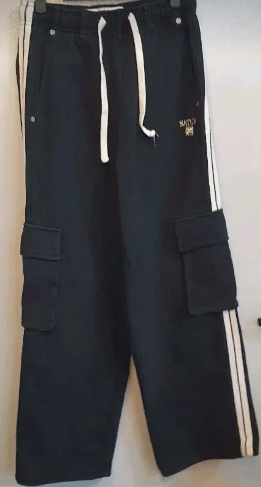 세터 트레이닝 바지 S사이즈 판매합니다. 옆에 흰색 라인이 포인트인 검정